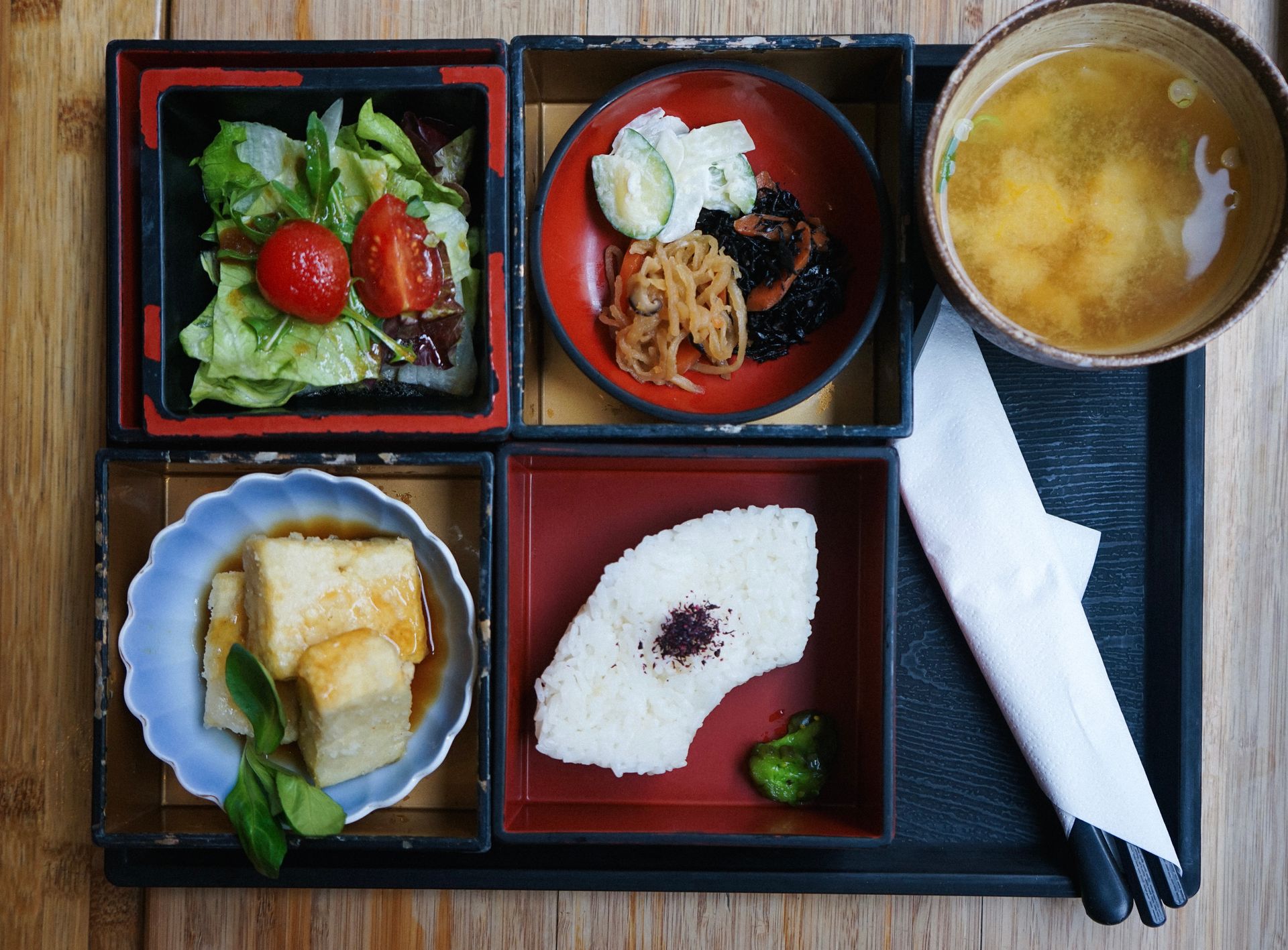 野菜のおかずを詰め合わせた彩り弁当