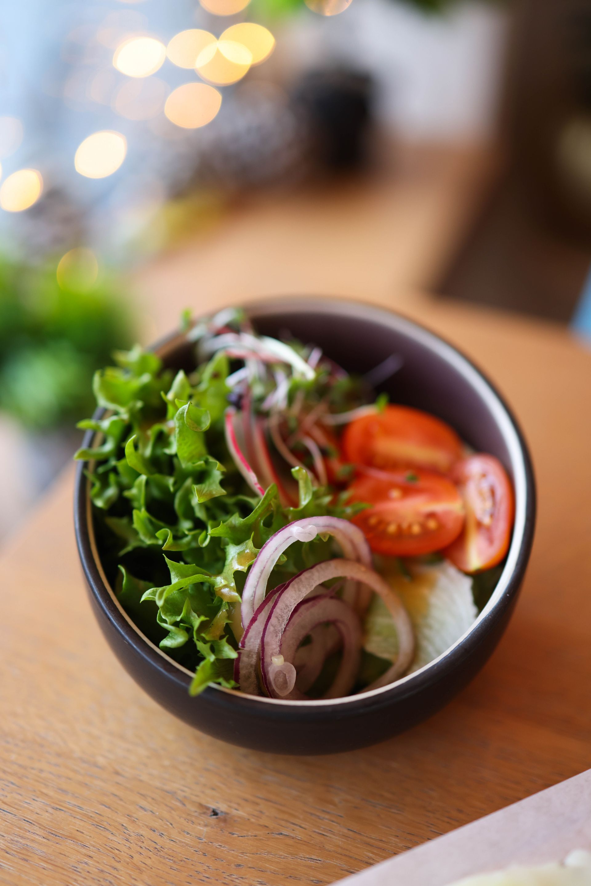 カフェスタイルで盛り付けた野菜のランチプレート