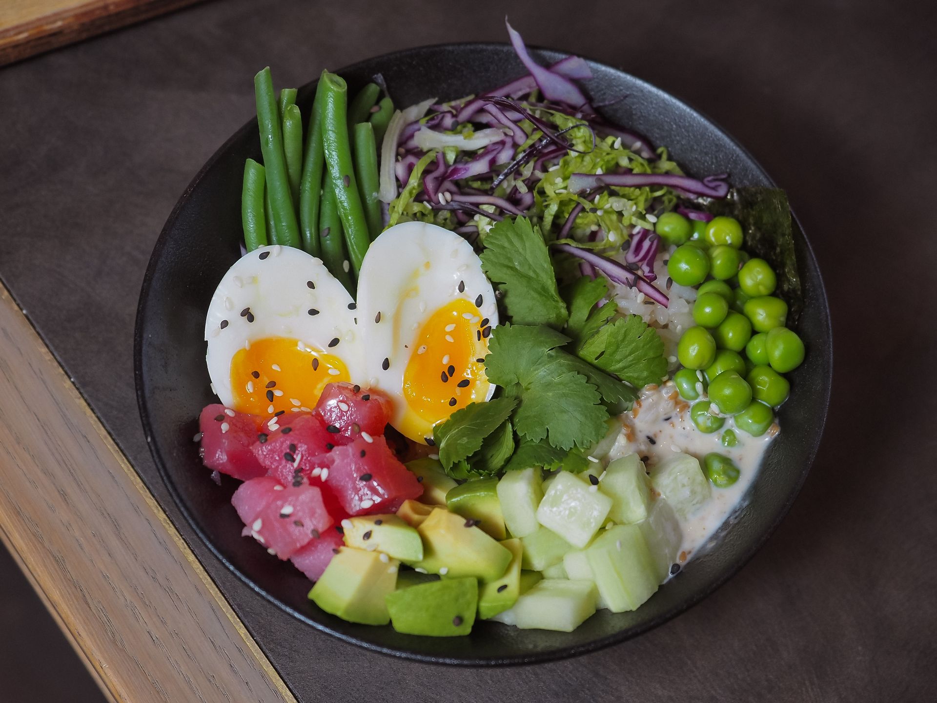 彩り豊かな野菜料理を盛り付けた一皿